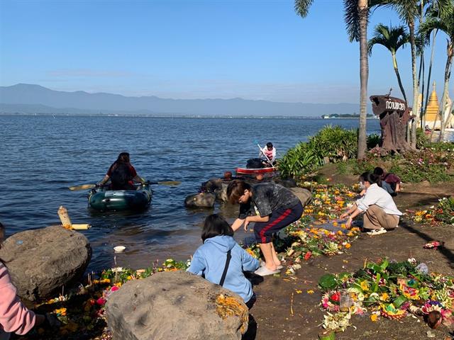 พายเรือเก็บขยะ