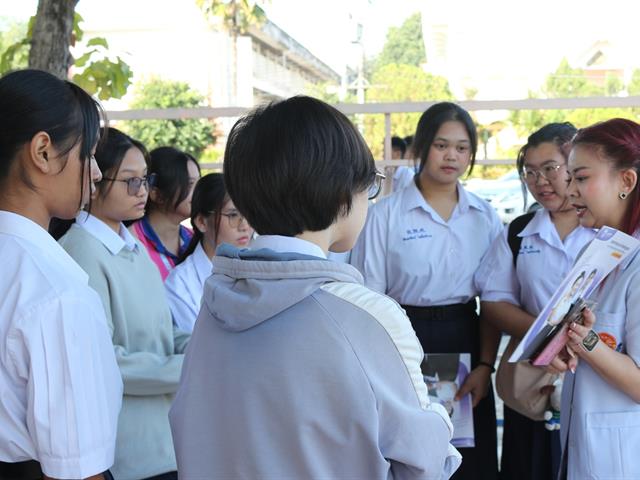 คณะวิทยาศาสตร์การแพทย์ออกแนะแนวการศึกษาต่อในระดับอุดมศึกษาให้กับโรงเรียนในพื้นที่จังหวัดเลย