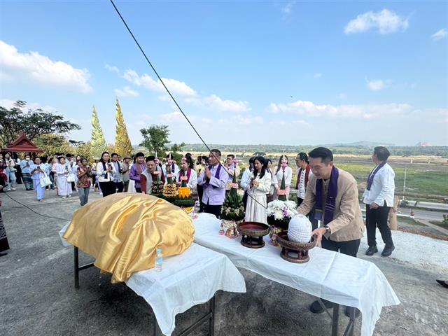 มหาวิทยาลัยพะเยาสืบสานประเพณีห่มผ้า และสรงน้ำพระมุนีศรีวิสุทธิคุณ ประจำปี 2568