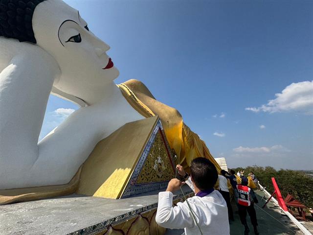 มหาวิทยาลัยพะเยาสืบสานประเพณีห่มผ้า และสรงน้ำพระมุนีศรีวิสุทธิคุณ ประจำปี 2568