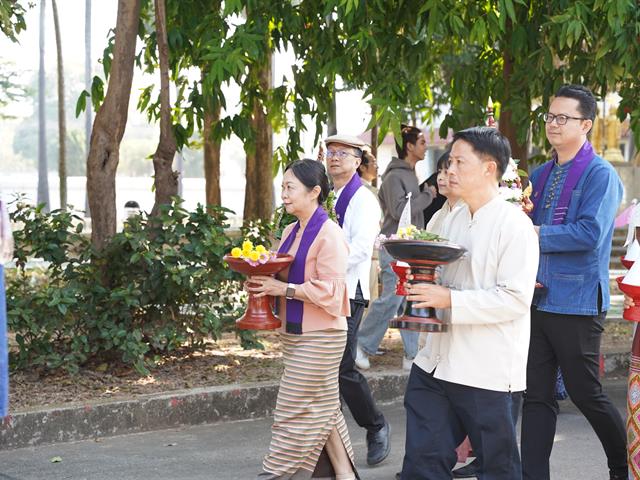 ตานข้าวใหม่ใส่บาตรหลวง