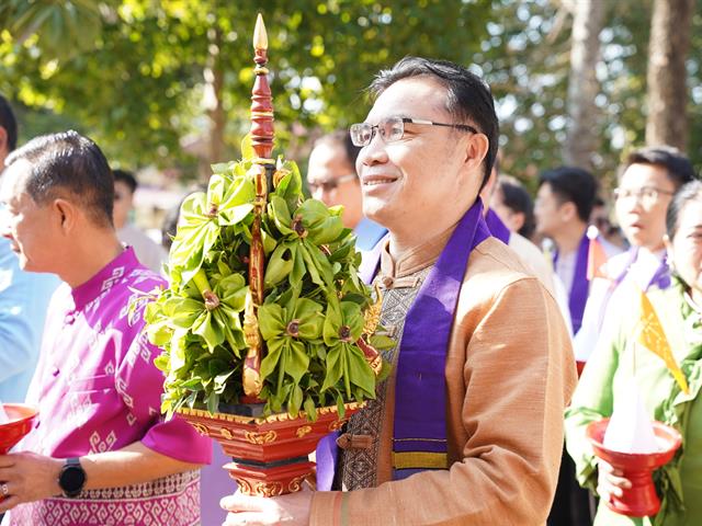 ตานข้าวใหม่ใส่บาตรหลวง