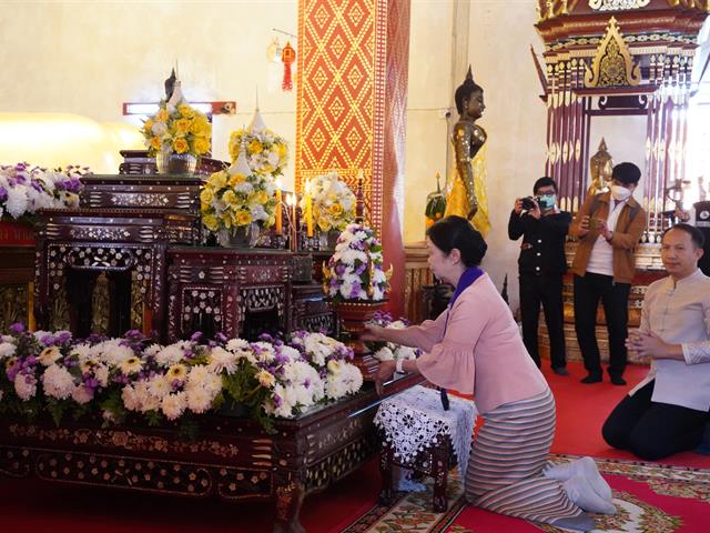 ตานข้าวใหม่ใส่บาตรหลวง