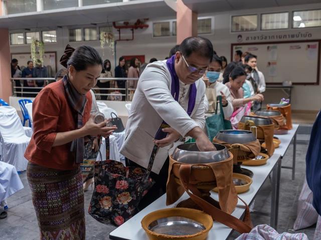 คณะสหเวชศาสตร์ มหาวิทยาลัยพะเยา จัดกิจกรรมทำบุญตักบาตรเนื่องในวันขึ้นปีใหม่ 2568