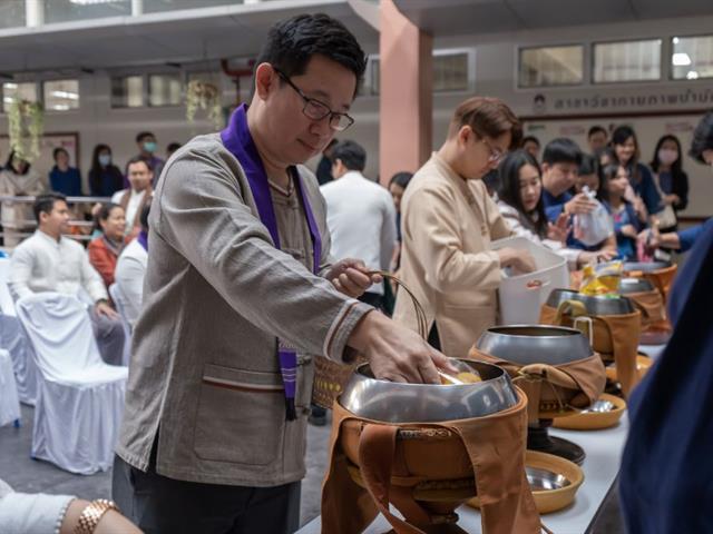 คณะสหเวชศาสตร์ มหาวิทยาลัยพะเยา จัดกิจกรรมทำบุญตักบาตรเนื่องในวันขึ้นปีใหม่ 2568