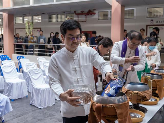 คณะสหเวชศาสตร์ มหาวิทยาลัยพะเยา จัดกิจกรรมทำบุญตักบาตรเนื่องในวันขึ้นปีใหม่ 2568