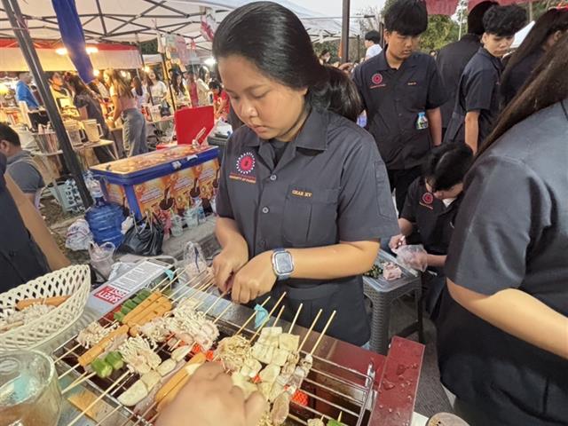 วิศวกรรมอุตสาหการ ลงสนามจริงพัฒนาทักษะการเป็นผู้ประกอบการ ผ่านการเปิดร้านจำหน่ายสินค้าและอาหาร ในรายวิชาการออกแบบการทดลองทางวิศวกรรม