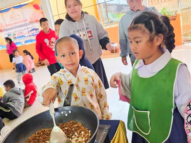 วิทยาลัยการศึกษา ดำเนินโครงการบริการวิชาการแก่ชุมชน เรื่องการแปรรูปสมุนไพรไทย (ยาดมสมุนไพรไทย)