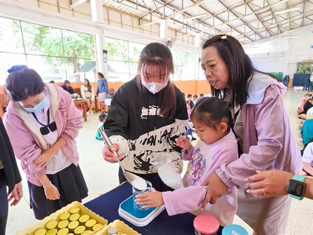 วิทยาลัยการศึกษา ดำเนินโครงการบริการวิชาการแก่ชุมชน เรื่องการแปรรูปสมุนไพรไทย (ยาดมสมุนไพรไทย)