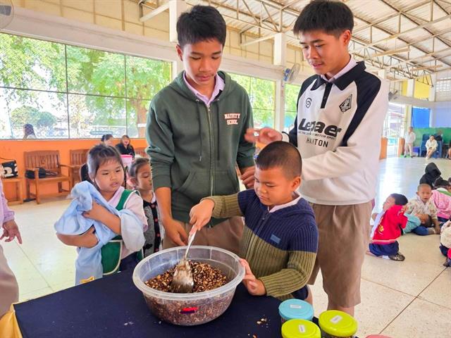 วิทยาลัยการศึกษา ดำเนินโครงการบริการวิชาการแก่ชุมชน เรื่องการแปรรูปสมุนไพรไทย (ยาดมสมุนไพรไทย)