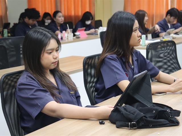 หลักสูตรวิศวกรรมศาสตรบัณฑิต สาขาวิชาวิศวกรรมอุตสาหการ คณะวิศวกรรมศาสตร์ มหาวิทยาลัยพะเยา จัด “กิจกรรมเสริมหลักสูตรวิศวกรรมอุตสาหการ” ขึ้น ในวันศุกร์ที่ 14 กุมภาพันธ์ 2568 ณ ห้องสัมมนาคณะฯ EN4406 โดยมี ประธานหลักสูตรวิศวกรรมศาสตรบัณฑิต สาขาวิชาวิศวกรรมอุตสาหการ อาจารย์อธิคม บุญซื่อ เป็นประธานเปิดกิจกรรมและร่วมพูดคุยกับนิสิต และ ผู้ช่วยศาสตราจารย์ คมกฤต เมฆสกุล เป็นผู้ดำเนินกิจกรรม พร้อมด้วย หัวหน้างานวิชาการคณะวิศวกรรมศาสตร์ นายกิตติ  ไพเจริญ มาแนะแนวทางสำหรับนิสิตเกี่ยวกับการเขียนรายงาน และการจัดทำเอกสารสำหรับฝึกงาน/สหกิจศึกษา นอกจากนี้ยังได้รับเกียรติจากผู้จัดการ บริษัท โตโยต้า พะเยา (1994) จำกัด และตัวแทนฝ่ายบุคคล เป็นวิทยากรอบรมภายใต้หัวข้อเรื่อง ข้อควรปฏิบัติในระหว่างฝึกงานของนิสิตในมุมมองของนายจ้าง เพื่อพัฒนาความรู้และทักษะให้กับนิสิตชั้นปี 3 ในการฝึกงาน/สหกิจศึกษา อีกทั้งเพื่อให้นิสิตสามารถนำประสบการณ์จากการสัมมนาไปประยุกต์ใช้ในการทำงานต่อไป