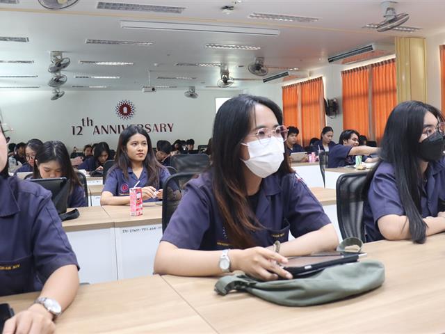 หลักสูตรวิศวกรรมศาสตรบัณฑิต สาขาวิชาวิศวกรรมอุตสาหการ คณะวิศวกรรมศาสตร์ มหาวิทยาลัยพะเยา จัด “กิจกรรมเสริมหลักสูตรวิศวกรรมอุตสาหการ” ขึ้น ในวันศุกร์ที่ 14 กุมภาพันธ์ 2568 ณ ห้องสัมมนาคณะฯ EN4406 โดยมี ประธานหลักสูตรวิศวกรรมศาสตรบัณฑิต สาขาวิชาวิศวกรรมอุตสาหการ อาจารย์อธิคม บุญซื่อ เป็นประธานเปิดกิจกรรมและร่วมพูดคุยกับนิสิต และ ผู้ช่วยศาสตราจารย์ คมกฤต เมฆสกุล เป็นผู้ดำเนินกิจกรรม พร้อมด้วย หัวหน้างานวิชาการคณะวิศวกรรมศาสตร์ นายกิตติ  ไพเจริญ มาแนะแนวทางสำหรับนิสิตเกี่ยวกับการเขียนรายงาน และการจัดทำเอกสารสำหรับฝึกงาน/สหกิจศึกษา นอกจากนี้ยังได้รับเกียรติจากผู้จัดการ บริษัท โตโยต้า พะเยา (1994) จำกัด และตัวแทนฝ่ายบุคคล เป็นวิทยากรอบรมภายใต้หัวข้อเรื่อง ข้อควรปฏิบัติในระหว่างฝึกงานของนิสิตในมุมมองของนายจ้าง เพื่อพัฒนาความรู้และทักษะให้กับนิสิตชั้นปี 3 ในการฝึกงาน/สหกิจศึกษา อีกทั้งเพื่อให้นิสิตสามารถนำประสบการณ์จากการสัมมนาไปประยุกต์ใช้ในการทำงานต่อไป