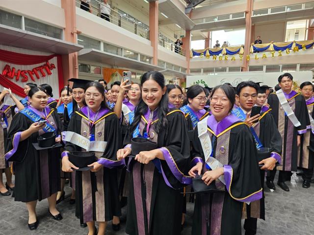 คณบดี นำทีมอาจารย์ บุคลากรคณะสหเวชศาสตร์ ร่วมแสดงความยินดีกับบัณฑิตคณะสหเวชศาสตร์