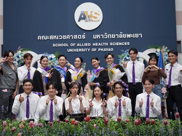 คณบดี นำทีมอาจารย์ บุคลากรคณะสหเวชศาสตร์ ร่วมแสดงความยินดีกับบัณฑิตคณะสหเวชศาสตร์