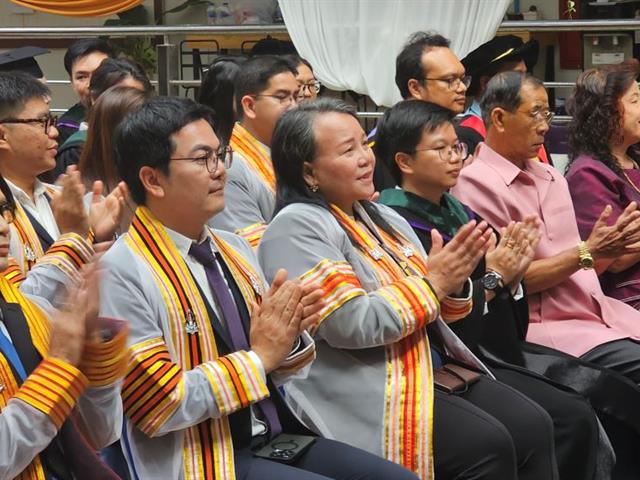 คณบดี นำทีมอาจารย์ บุคลากรคณะสหเวชศาสตร์ ร่วมแสดงความยินดีกับบัณฑิตคณะสหเวชศาสตร์