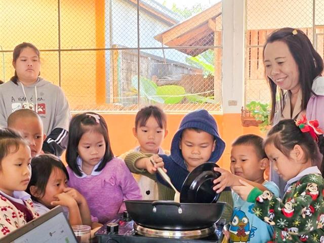 School of Education conducted an academic service project for the community on the topic of “The processing of Thai herbs (Thai herbal inhaler)”