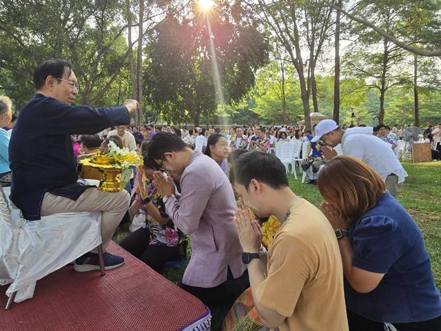 สระเกล้าดำหัวอธิการบดี และผู้อาวุโส