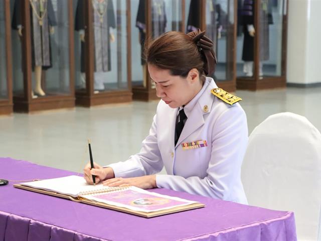 คณะศิลปศาสตร์ร่วมพิธีลงนามถวายพระพรชัยมงคล เนื่องในโอกาส วันเฉลิมพระชนมพรรษา สมเด็จพระนางเจ้าสุทิดา พัชรสุธาพิมลลักษณ พระบรมราชินี