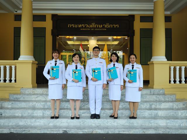 ประธานหลักสูตร ศศ.บ. ภาษาฝรั่งเศส คณะศิลปศาสตร์ เข้ารับมอบรางวัลครูภาษาฝรั่งเศสดีเด่น จารึกพระนามาภิไธย ย่อ กว ประจำปี ๒๕๖๗