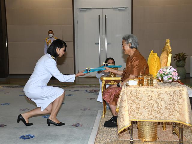 ประธานหลักสูตร ศศ.บ. ภาษาฝรั่งเศส คณะศิลปศาสตร์ เข้ารับมอบรางวัลครูภาษาฝรั่งเศสดีเด่น จารึกพระนามาภิไธย ย่อ กว ประจำปี ๒๕๖๗