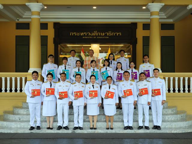 ประธานหลักสูตร ศศ.บ. ภาษาฝรั่งเศส คณะศิลปศาสตร์ เข้ารับมอบรางวัลครูภาษาฝรั่งเศสดีเด่น จารึกพระนามาภิไธย ย่อ กว ประจำปี ๒๕๖๗