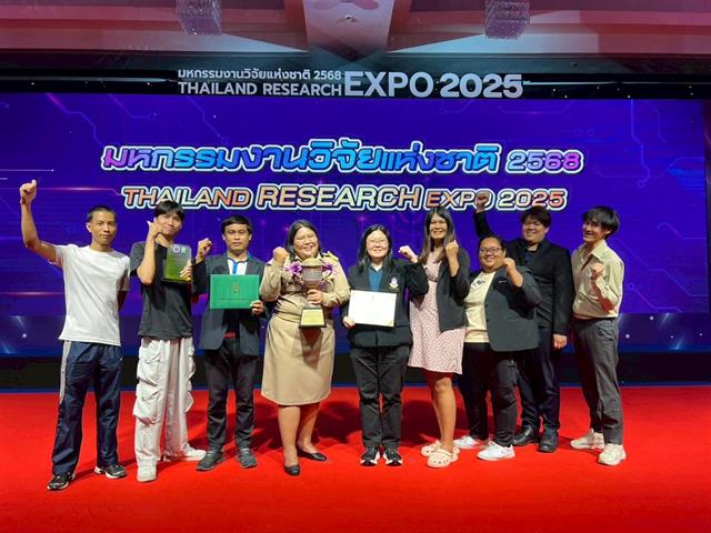 Thailand Research Expo 2025  ผู้ช่วยศาสตราจารย์ ดร. เภสัชกรหญิง มาลีรักษ์ อัตต์สินทอง ถ้วยรางวัล Platinum Award ถ้วยรางวัลพระราชทานจากสมเด็จพระกนิษฐาธิราชเจ้า
