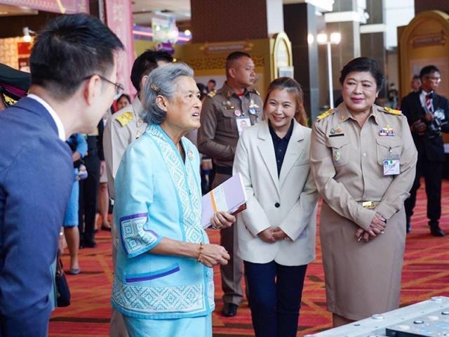 Thailand Research Expo 2025  ผู้ช่วยศาสตราจารย์ ดร. เภสัชกรหญิง มาลีรักษ์ อัตต์สินทอง ถ้วยรางวัล Platinum Award ถ้วยรางวัลพระราชทานจากสมเด็จพระกนิษฐาธิราชเจ้า