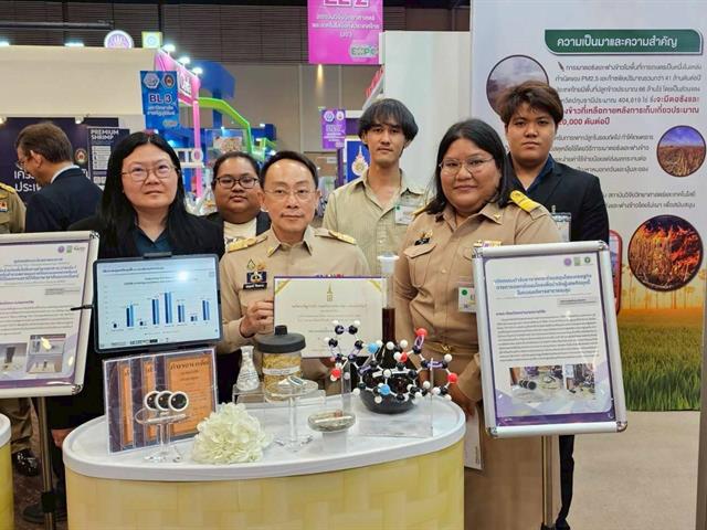 Thailand Research Expo 2025  ผู้ช่วยศาสตราจารย์ ดร. เภสัชกรหญิง มาลีรักษ์ อัตต์สินทอง ถ้วยรางวัล Platinum Award ถ้วยรางวัลพระราชทานจากสมเด็จพระกนิษฐาธิราชเจ้า