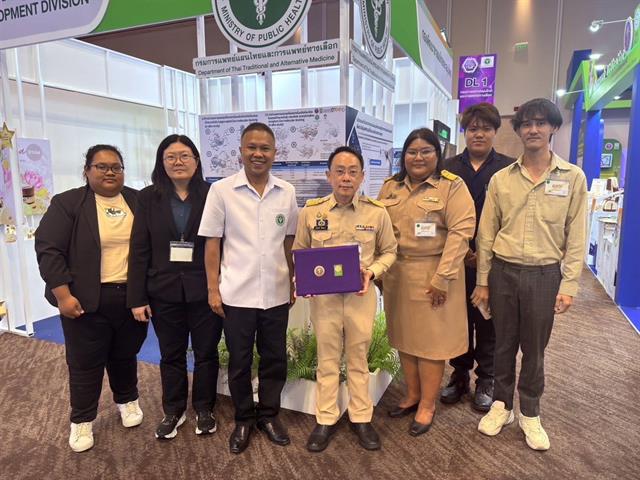 Thailand Research Expo 2025  ผู้ช่วยศาสตราจารย์ ดร. เภสัชกรหญิง มาลีรักษ์ อัตต์สินทอง ถ้วยรางวัล Platinum Award ถ้วยรางวัลพระราชทานจากสมเด็จพระกนิษฐาธิราชเจ้า