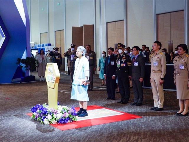 Thailand Research Expo 2025  ผู้ช่วยศาสตราจารย์ ดร. เภสัชกรหญิง มาลีรักษ์ อัตต์สินทอง ถ้วยรางวัล Platinum Award ถ้วยรางวัลพระราชทานจากสมเด็จพระกนิษฐาธิราชเจ้า