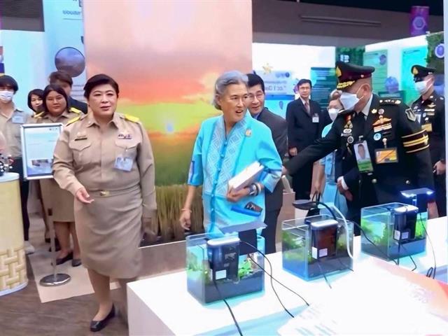 Thailand Research Expo 2025  ผู้ช่วยศาสตราจารย์ ดร. เภสัชกรหญิง มาลีรักษ์ อัตต์สินทอง ถ้วยรางวัล Platinum Award ถ้วยรางวัลพระราชทานจากสมเด็จพระกนิษฐาธิราชเจ้า