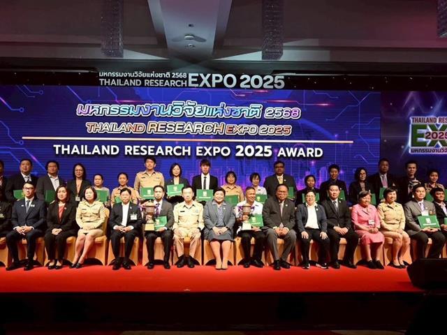 Thailand Research Expo 2025  ผู้ช่วยศาสตราจารย์ ดร. เภสัชกรหญิง มาลีรักษ์ อัตต์สินทอง ถ้วยรางวัล Platinum Award ถ้วยรางวัลพระราชทานจากสมเด็จพระกนิษฐาธิราชเจ้า