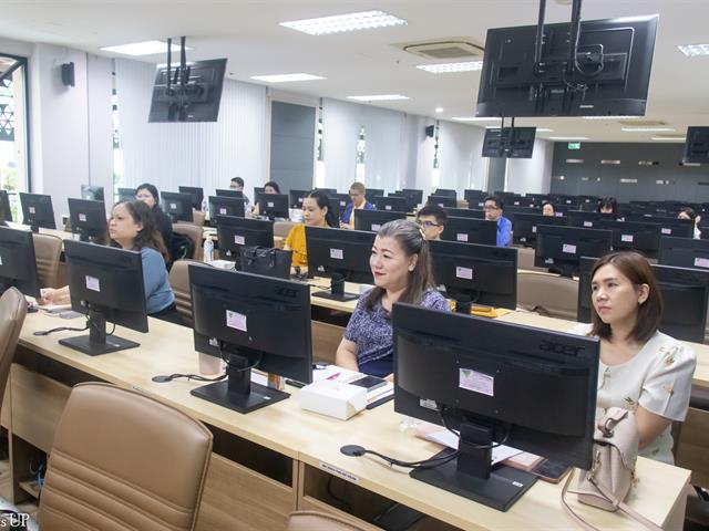 คณะศิลปศาสตร์จัดโครงการพัฒนาอาจารย์ตามกรอบมาตรฐานวิชาชีพ (UP-PSF) “การอบรมเทคนิคการเขียนผลงานเพื่อเตรียมความพร้อมเข้าสู่ Thailand PSF และ UKPSF”