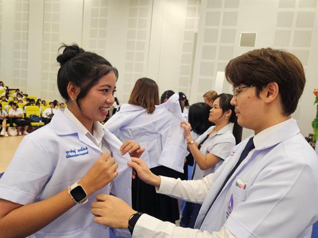 จัดพิธีรับกาวน์ ก้าวสู่วิชาชีพ ประจำปีการศึกษา 2568