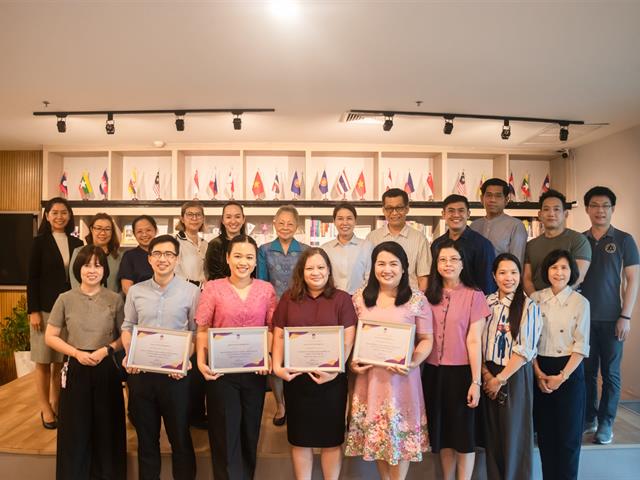 คณะศิลปศาสตร์มอบรางวัลให้กับบุคลากรที่มีผลการดำเนินงานดีเด่น ประจำปีการศึกษา 2568 (เพิ่มเติม)