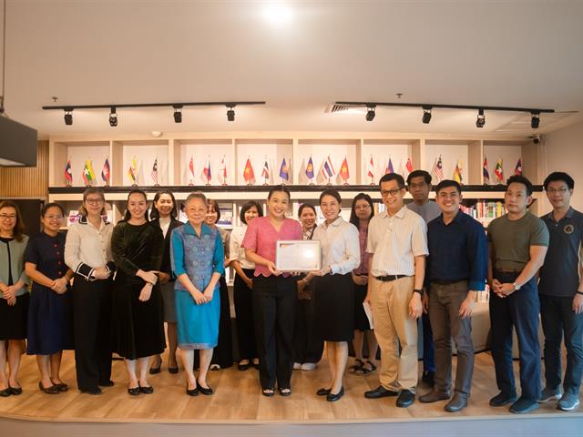 คณะศิลปศาสตร์มอบรางวัลให้กับบุคลากรที่มีผลการดำเนินงานดีเด่น ประจำปีการศึกษา 2568 (เพิ่มเติม)