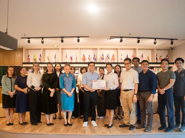คณะศิลปศาสตร์มอบรางวัลให้กับบุคลากรที่มีผลการดำเนินงานดีเด่น ประจำปีการศึกษา 2568 (เพิ่มเติม)