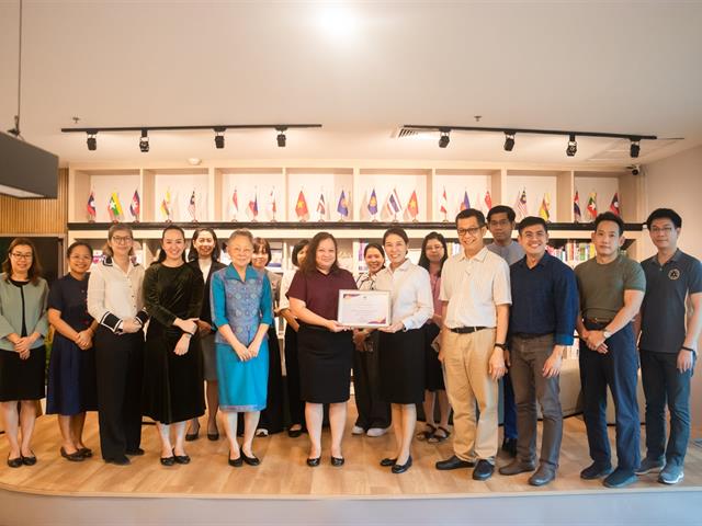 คณะศิลปศาสตร์มอบรางวัลให้กับบุคลากรที่มีผลการดำเนินงานดีเด่น ประจำปีการศึกษา 2568 (เพิ่มเติม)