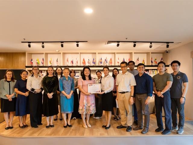 คณะศิลปศาสตร์มอบรางวัลให้กับบุคลากรที่มีผลการดำเนินงานดีเด่น ประจำปีการศึกษา 2568 (เพิ่มเติม)