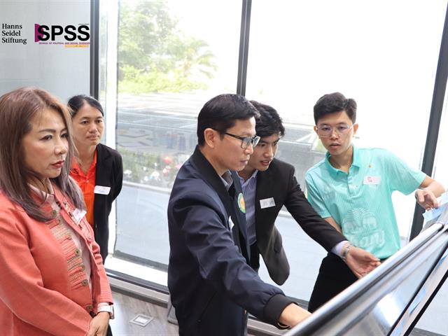 คณะรัฐศาสตร์และสังคมศาสตร์ 