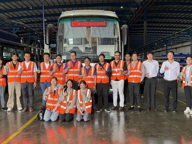 อธิการบดีมหาวิทยาลัยพะเยา นำคณะผู้บริหาร เข้าเยี่ยมชมระบบโครงข่ายไฟฟ้าขนาดเล็ก พร้อมระบบกักเก็บพลังงานไฟฟ้า และระบบการผลิตยานยนต์ไฟฟ้า