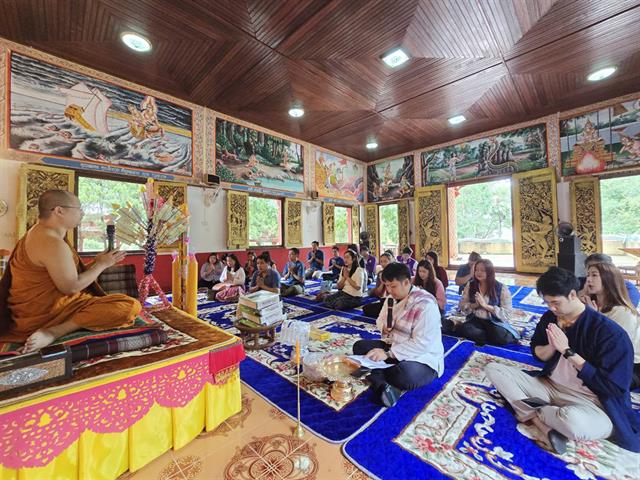 ถวายเทียนพรรษา และไฟโซลาเซลล์