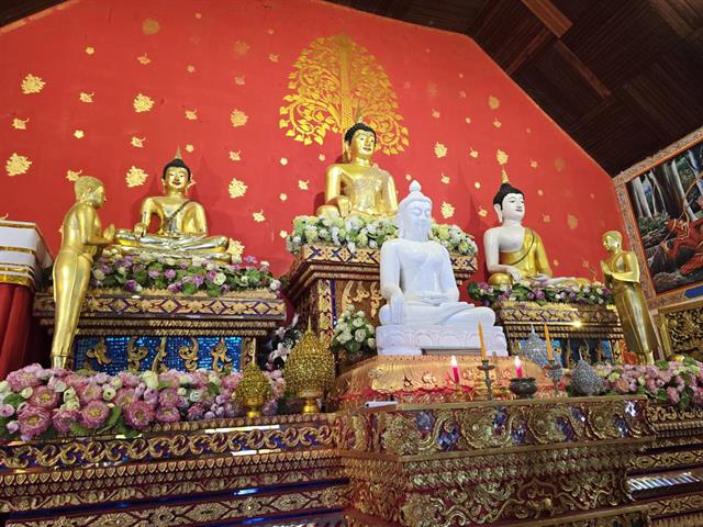ถวายเทียนพรรษา และไฟโซลาเซลล์
