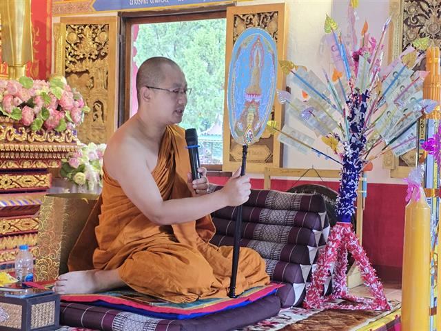 ถวายเทียนพรรษา และไฟโซลาเซลล์