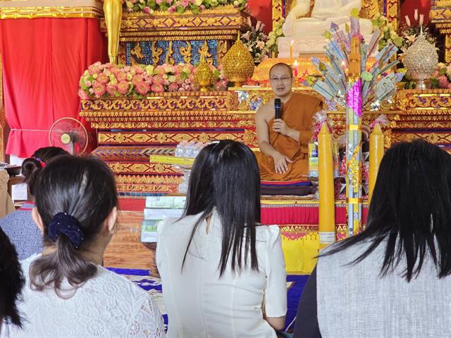 ถวายเทียนพรรษา และไฟโซลาเซลล์
