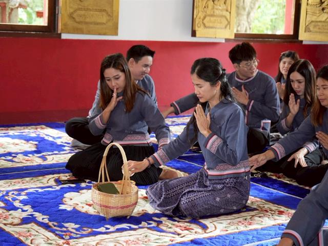 ถวายเทียนพรรษา 