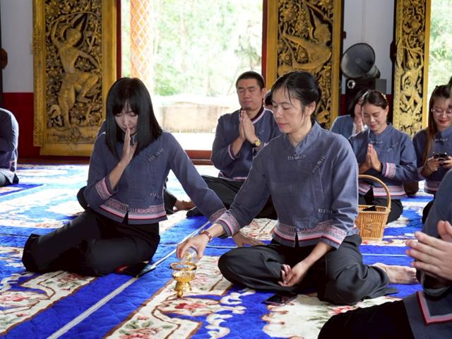 ถวายเทียนพรรษา 