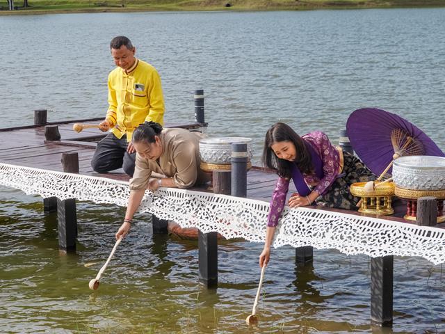 มหาวิทยาลัยพะเยาจัดพิธีสักการะพระบรมสารีริกธาตุ พิธีตักน้ำ และพิธีเจริญพระพุทธมนต์น้ำสรงพระธาตุจอมทอง ประจำปี 2568