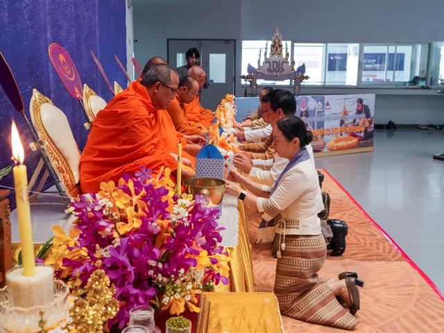 มหาวิทยาลัยพะเยาจัดพิธีสักการะพระบรมสารีริกธาตุ พิธีตักน้ำ และพิธีเจริญพระพุทธมนต์น้ำสรงพระธาตุจอมทอง ประจำปี 2568
