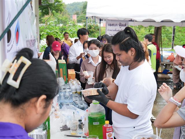 มหาวิทยาลัยพะเยาร่วมกับผู้ประกอบการชมรมร้านอาหารและเครื่องดื่มจังหวัดพะเยา จัดโครงการจากพี่สู่น้อง น้องอิ่มท้องพี่สุขใจ ครั้งที่ 1